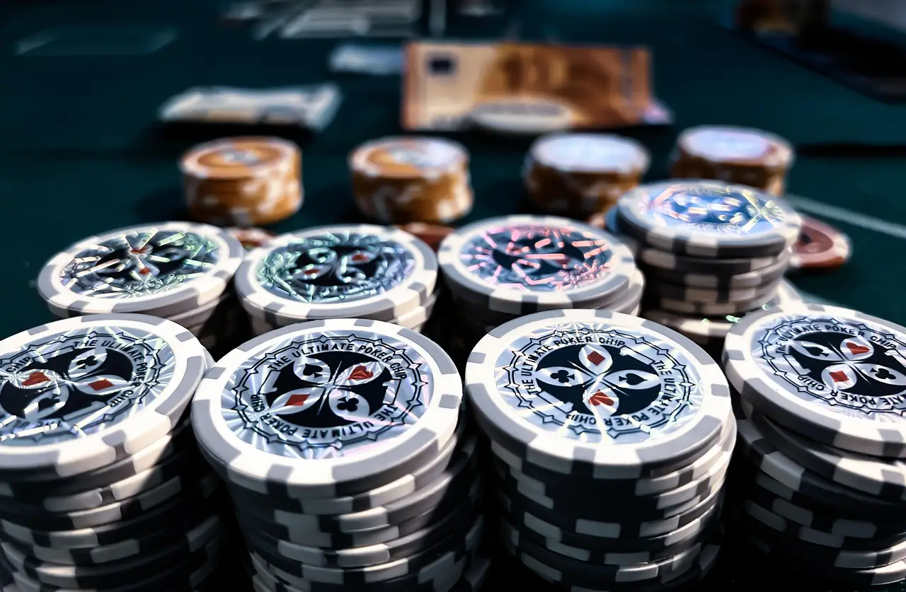 Piles de jetons de poker sur un tapis vert