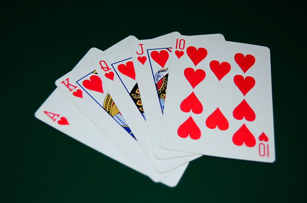Quinte flush royale : cinq cartes de coeur sur un tapis vert