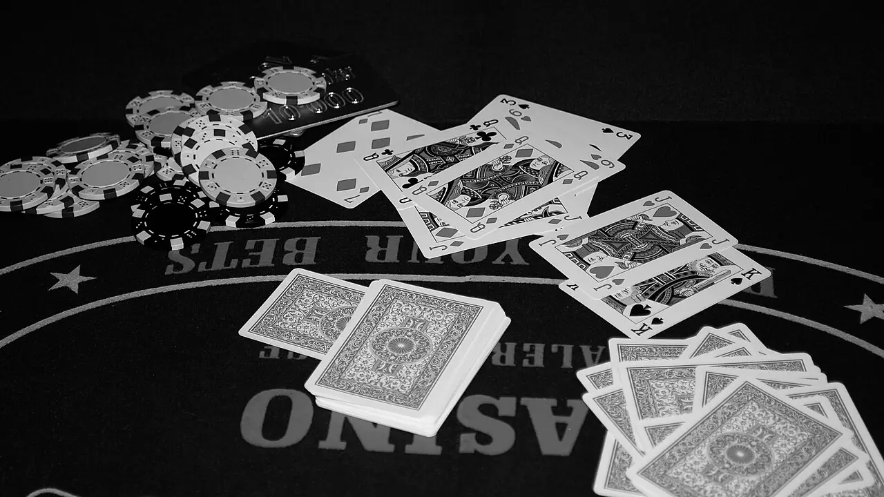Cartes et jetons de poker sur un tapis de jeu