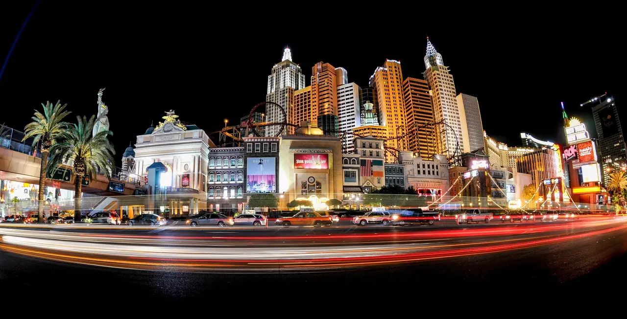 Las Vegas la nuit : hôtels-casinos illuminés et traînées de lumière