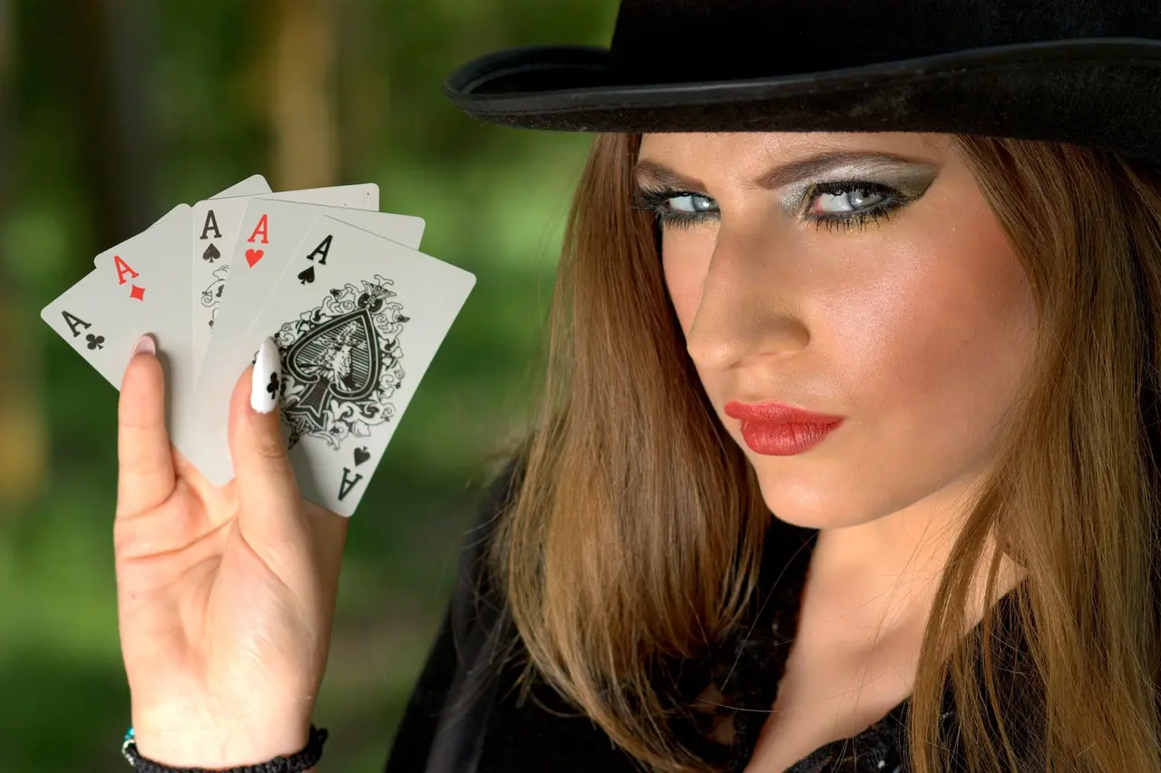 Joueuse de poker montrant un carré d'as